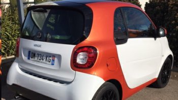 Monsieur est très heureux, il épouse sa nouvelle Femme et reçoit sa nouvelle voiture. Imaginez cette journée ?
Je vais vous y aider, l' Homme ? Je le connais très bien !