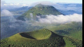 L'Auvergne sauvage, riche par son patrimoine culturel, et naturel,qui abrite faunes et flores variées....Mouflons marmottes, chamois, et dans le Sancy:oiseaux rares:monticoles.....