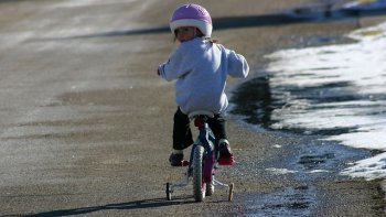 Un petit voyage humoristique à bicyclette .
Commentateur sportif : Joël Hannier