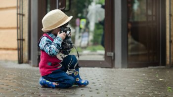 Je me présente. Bambin , je vous présente nos premiers pas dans l'existence.
Un Bébé ça pense, ça découvre mais son langage est unique, seuls, les Bébés 
entr'eux se comprennent. Vu mon âge, ils se confient. Voici mon reportage.