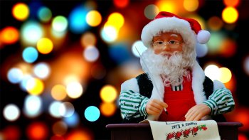 Je suis un enfant de presque 72 ans et j'avais très envie de t'écrire cette année. Il faut que tu me pardonnes car il y a environ 65 ans que je ne t'ai pas écrit. Tu verras Père Noël ma lettre est un peu originale, tu peux la photocopier pour ceux qui en auraient besoin.

