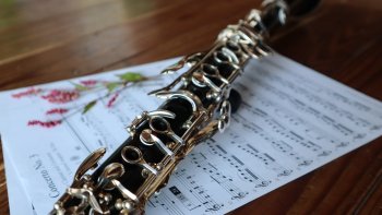Aujourd'hui je vous offre un extrait d'un CD sorti il y a environ 15 ans. CD enregistré avec la pianiste qui a accompagné mes différents orchestres pendant presque 20 ans.
Aujourd'hui je vous laisse découvrir cet adagio célèbre, que je vous interprète à la clarinette, accompagné par Michèle Le HEGARAT au piano.