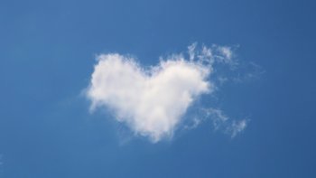 Parfois il est trop tard lorsque l'on veut dire à quelqu'un « Je t'aime »
C'est si simple pourtant ...
Alors je vous offre ces quelques mots pour effacer vos " maux " ...
Et savoir dire « Je t'aime » aux gens que vous aimez ..
Et qui ont besoin d'entendre ce verbe plus souvent,
Et ils sont trop nombreux ...