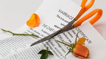 Certaines personnes ne cherchent pas à comprendre ... La preuve ?
"  Persona non grata "  a été compris comme : Personne n'aimant pas le gratin...
'' Vulgum Pecus " par : Vulgaire papier toilette ...
Le plus beau livre du Monde ( après la Bible ) : Le dictionnaire ( en changer parfois ! )