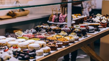 Grâce à ma petite histoire, amusez-vous à retrouver 20 noms de pâtisseries.
Ce n'est pas difficile, surtout parce que je vous devine, gourmands ... À vous de jouer !