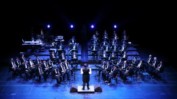 C'est pouvoir reconnaître la forme musicale d'une œuvre .
Vous avez tous entendu parler d'une symphonie, d'un concerto,
d'un opéra ou de musique de chambre ...
Je vais vous expliquer comment les distinguer .