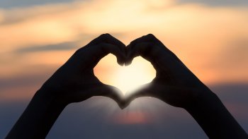 Apprendre à conjuguer,
Et utiliser le verbe AIMER,
C'est déjà une culture,
Pour un Monde futur...

Mais le 14 Février, Joël , devenu Valentin ,
Vous offre ces quelques mots, écrits de sa main ......
