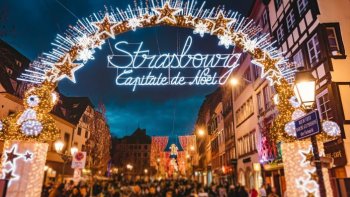 Le marché de Noël de Strasbourg* s'importe pour la première fois aux États-Unis*
   en plein cœur de Manhattan.....