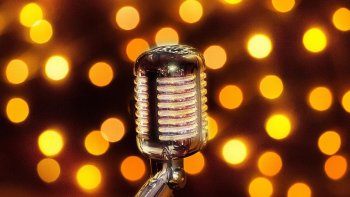 Une 3 ème chanson rien que pour vous ...
Attention ! Le couplet est composé en mode MAJEUR.
                 Le refrain est en mode mineur ( Donc, plus triste ) C'est important pour pondre le texte !
Dernière chose : Il y a un " Pont " ... C'est à dire un passage Orchestral.
                                                          Il se situe avant le 3 ème couplet.
                                                          La flûte traversière est soliste dans ce pont .
Pour repérer la mélodie du chanteur suivez le PIANO , c'est votre guide vocal.