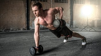 Bien entendu, c'est d'une façon humoristique que nous allons découvrir quelques photos de sportifs. Je sais combien il est difficile d'arriver à un haut au. Je me suis entraîné pendant des années pour obtenir ce résultat ?  Bon diaporama mes Amis. ( Messieurs, ne soyez pas jaloux, dans le temps je le faisais sans les bras !  ) Aujourd'hui, comme vous le voyez sur la photo ... J'ai 71 ans ! J'ai vieilli, comme me dit mon Epouse . Je sais !