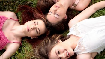 Avec humour et gentillesse je vous présente des Femmes, des Dames
Que peut-être, vous avez croisé dans votre vie ?  Bonne lecture !