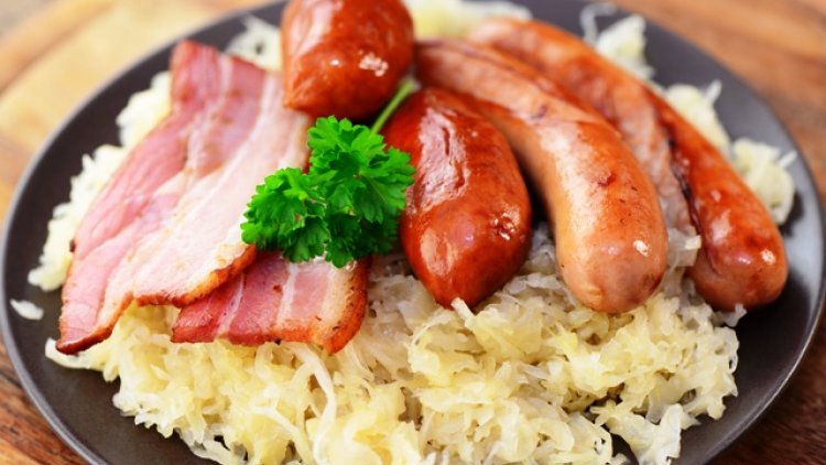 voici une succulente recette de CHOUCROUTE GARNIE A LA STASBOURGEOISE proposée par notre chef monique !