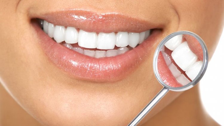 Des remèdes de grand-mère peuvent être efficaces et certains aliments équivalent à un brossage de dent naturel. Découvrez quelques astuces pour avoir de belles dents blanches...  