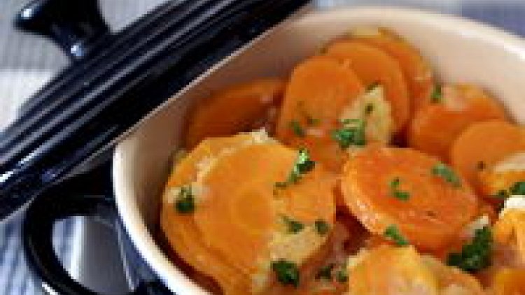 Voici une recette de saison, les carottes à la crème. Cette recette vous est proposée par un chef cuisinier. Succulente recette qui fera sensation auprès de vos proches !