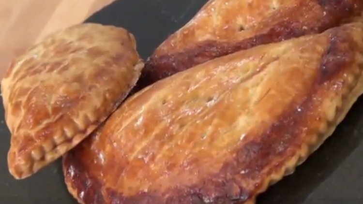 Les chaussons aux pommes sont parfaits pour le petit-déjeuner ou le goûter. Ils sont amusants à faire et croustillants à déguster, faits-maison ils sont encore meilleurs ! Une recette...