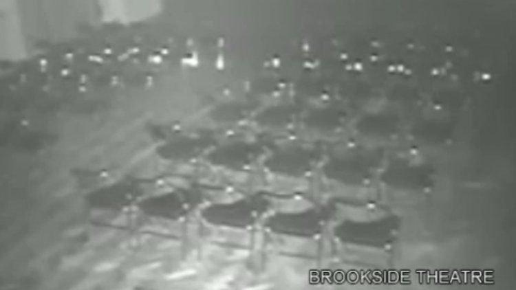 C'est une caméra de surveillance du théâtre Brookside en Angleterre qui a filmé la scène. Une chaise qui se déplace toute seule, et si les fantômes existaient vraiment ?