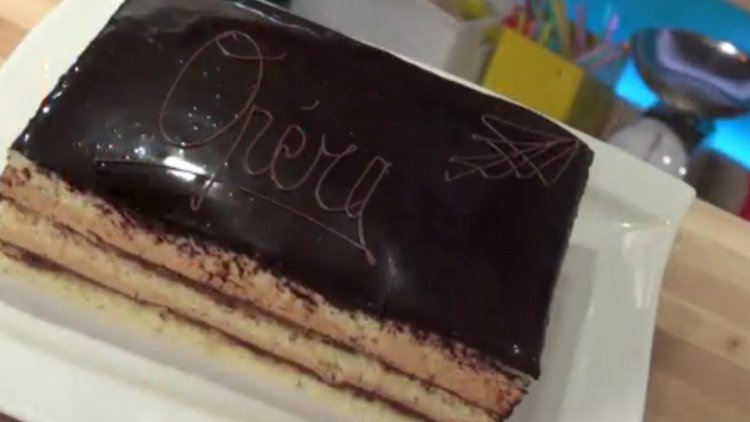 L’opéra est un grand classique de la pâtisserie, mais il est aussi possible de le préparer dans sa version maison, beaucoup plus simple. Il faut bien penser à préparer les ingrédients au préalable.