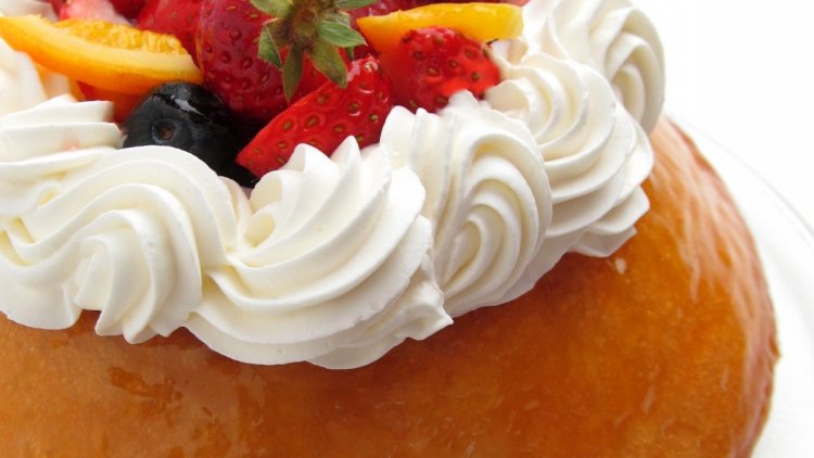 On craque toujours pour le savarin, qui défie le temps.