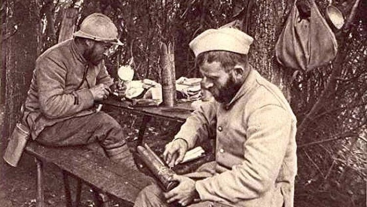 Texte paru sur Internet :
Lettre d'un poilu à sa femme : "La sentence est tombée : je vais être fusillé pour l'exemple, demain, avec six de mes camarades, pour refus d'obtempérer."