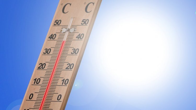 L'alerte canicule est maintenant déclenchée en France par Météo-France. Jeudi et vendredi 27-28 juin, des records de températures devraient être battus (jusqu'à 43 à 44°C attendus dans le centre et centre-est de la France !). Pour rappel, la température la plus chaude jamais enregistrée en France est de 44,1 °C au moment de la tristement célèbre canicule de 2003.
Comment réagir face à ces vagues de chaleur ? Voici une liste de 5 gestes simples à réaliser pour vous rafraîchir sans climatisation.  