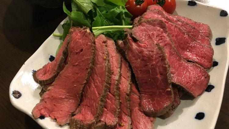 ma préférée la viande limousine, aujourd'hui je propose le rôti de boeuf (encore mieux de génisse) dans l'aiguillette de rumsteack ou du faux filet paré. Succès garanti. Prévoir 200 grammes par personne (mini) 10 minutes de cuisson par livres (une livre= 500 grammes)