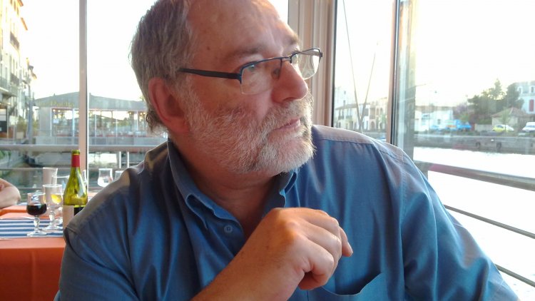 Marié plusieurs fois ... J'essaie de me souvenir !
Je dis cela pour rire car on s'entendait très très bien.
Aucun des deux n'était  "mal-entendant".
Je répète que je "brode", je ne raconte pas Ma vie ....
Bonne lecture et surtout , riez bien.