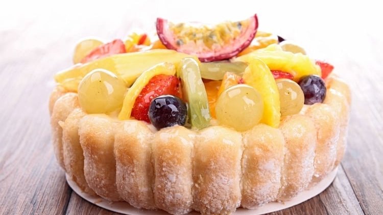 on peut utiliser des fruits frais surtout l'été : pelés ,coupés en lamelle et cuits une dizaine de minutes dans très peu d'eau sucrée, juste assez pour les recouvrir, mais pochés séparément bien sûr.