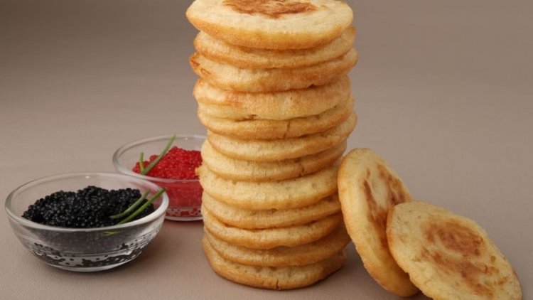 les blinis maison sont incomparables.préparez en une grande quantité à l'avance
congelez les 4 par 4 bien emballés dans l'allu aussitot qu'ils sont refroidis faites réchauffffer a four doux sans les déballer.