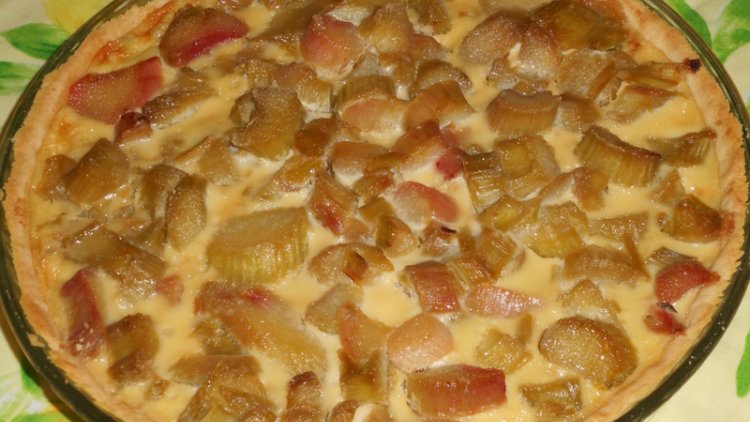 voici le temps de la rhubarbe, alors patissons une bonne tarte