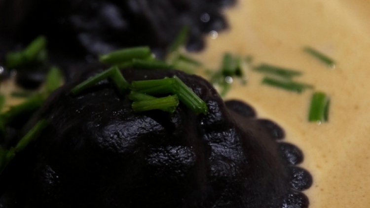 Plus que le goût, légèrement iodé, c'est leur couleur noir d'encre qui fait le sel de ces pâtes. Idéale pour toutes vos farces aux fruits de mer ou aux poissons.