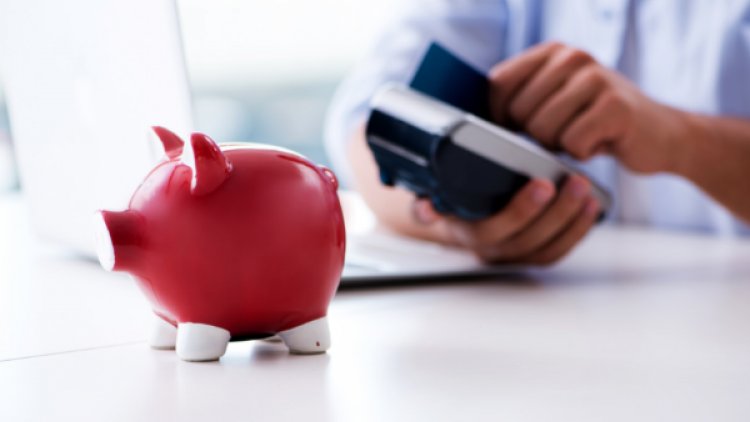 Au fil du temps et des aléas de la vie, il n’est pas rare qu’une personne ait cumulé divers crédits auprès d’un établissement financier. Lorsque les mensualités commencent à peser fortement, les problèmes naissent et exposent le foyer à l’endettement.