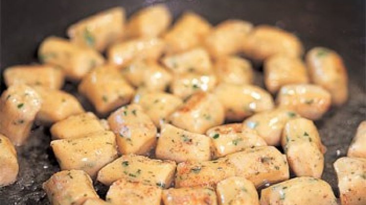 Préparer des gnocchis ? Rien de plus simple ! Voici la recette concoctée par notre chef ordissinaute Minou : les gnocchis à l'alsacienne, un repas simple et bon.