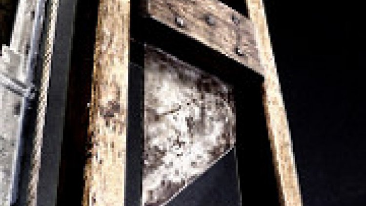 Contrairement aux idées reçues, GUILLOTIN  n'est pas l'inventeur de la guillotine, celle-ci fut inventée vers le 12ém. siècle, des images d'archives de cette époque l'attestent. Il ne fut pas non plus guillotiné, il mourut dans son lit, suite à une septicémie dû à un anthrax.