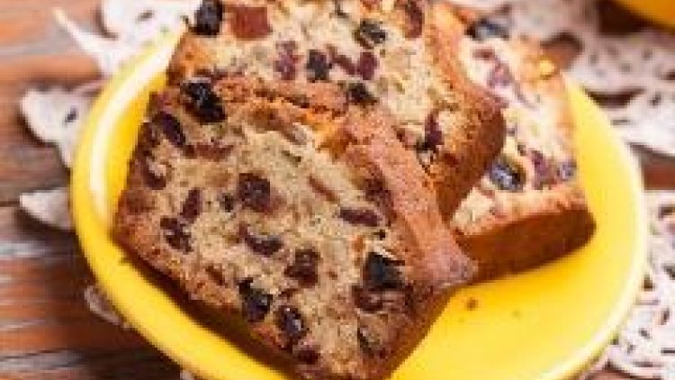 Vous aimez les recettes de grand mère, vous serez alors ravis de voir cette bonne recette de CAKE AUX FRUITS CONFITS.