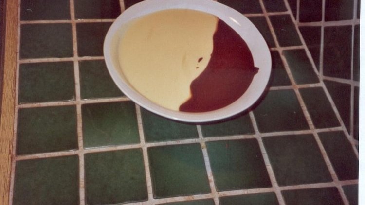 Deux crèmes différentes dans un seul dessert. Voici la recette de deux délicieuses crèmes : l'une au chocolat, et l'autre à la vanille.