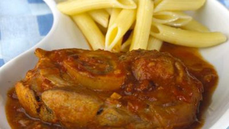 Bon plat que l'on peut aussi faire cuire dans une cocotte fermée. Lorsqu’il est cuit au four pendant 1 heure, le résultat est encore plus moelleux !