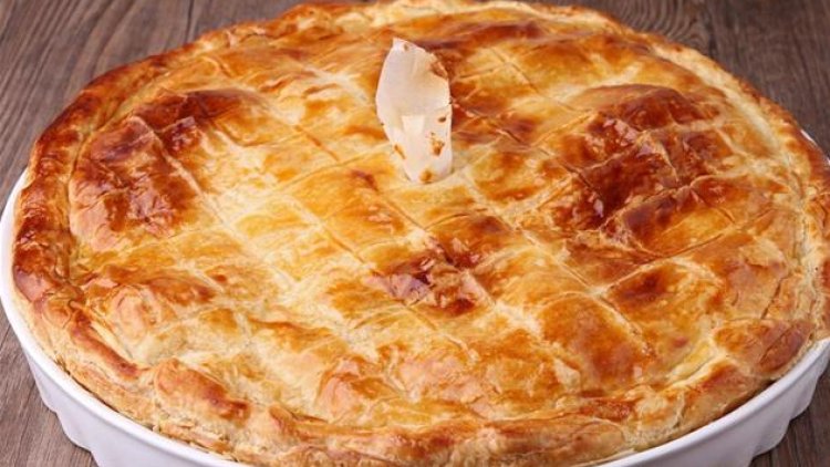 cette délicieuse tourte, se mange tiède,accompagnée d'une bonne slade bien croquante,constitue un diner familial tout simplement parfait.