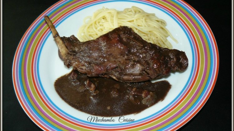 Des morceaux de lapin bien tendres, dans une sauce brune aux lardons et avec un bon vin rouge bien corsé