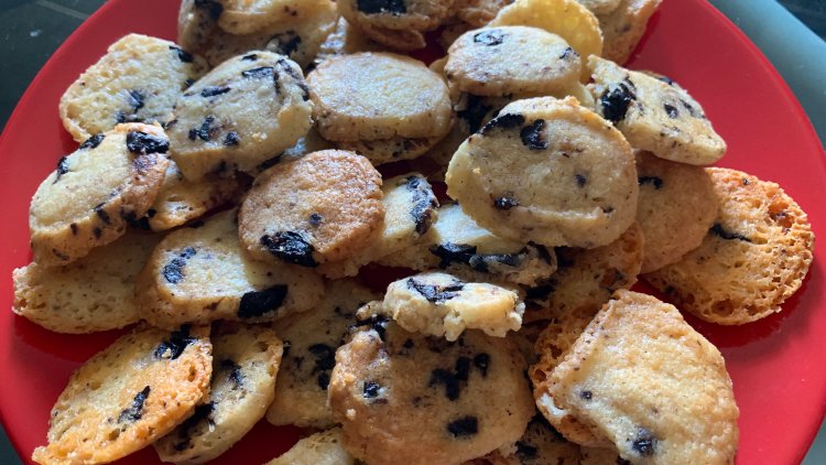 pour l'apéritif, ces bons petits sablés, très simples a faire. la pâte a faire la veille au soir, puis 1 nuit au frigo. se gardent en boite en fer.