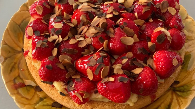 Un peu long a faire, mais en plusieurs étapes ça va.
le mieux est de le faire la veille, pas de frigo mais dans un endroit frais, allons y c'est le temps des fraises de pays.