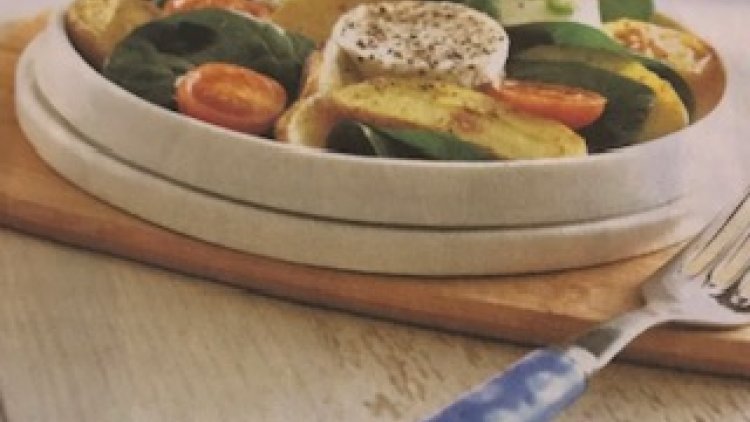 Vous pouvez présenter le chèvre chaud sur des tartines. Mettre les rondelles de fromage sur des tranches de pain et enfournez 10 minutes a 180 degrés et servir avec la salade.