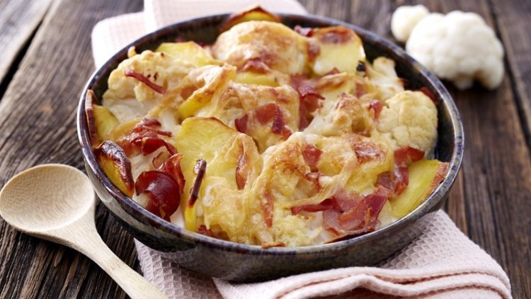 Voici une délicieuse variante de la célèbre tartiflette avec du chou-fleur.