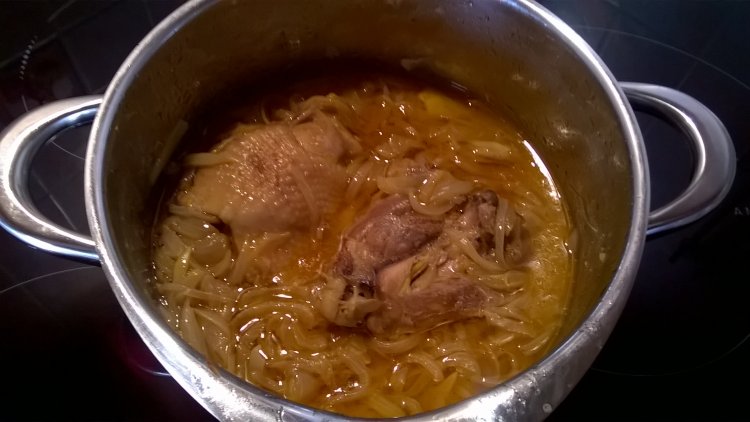 Deux façons de faire un poulet à l'oignon coéxistent : la recette de Chalosse (un pays des Landes) et la recette sénégalaise , dite poulet Yassa . Voci une recette qui fait la moyenne des  deux .