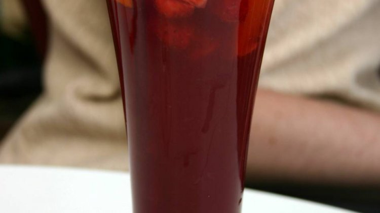 cette boisson est faite à ma manière. à consommer avec modération, et bien fraîche. Ce n'est pas la même qu'en espagne car je ne sais pas la faire. ÉPARGNEZ MOI SVP LES COMMENTAIRES SI CETTE RECETTE NE VOUS CONVIENT PAS ET MERCI À CEUX QUI ME LAISSERONT UN GENTIL COMMENTAIRE.