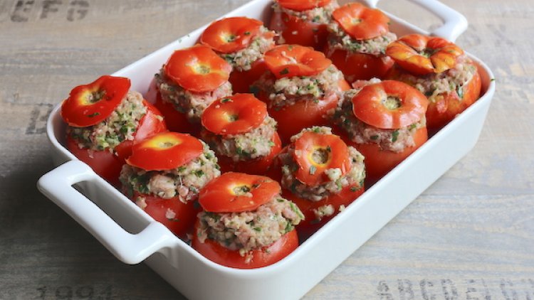 Nous connaissons tous les tomates farcies. Notre chef ordissinaute Minou nous présente une variante de la recette traditionnelle : voici les tomates farcies au veau.