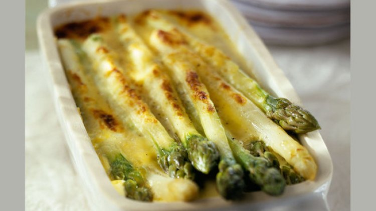 UN GRATIN D'ASPERGES DORÉES AU BEURRE ET NAPPÉES DE CRÈME.