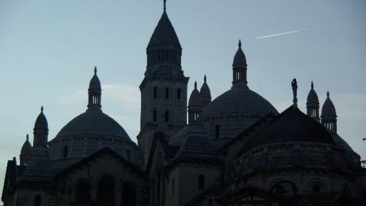 Devenez enquêteur et découvrez où a été prise la photo du jour lancée par notre Ordissinaute Jean-Pierre ! Tous les moyens sont bons pour trouver... recherchez dans le dictionnaire, sur internet, ou dans vos photos personnelles et déposez en commentaire votre réponse. Au fur et à mesure de vos retours, notre Ordissinaute Jean-Pierre vous donnera d'autres indices...