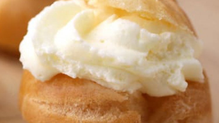 les choux peuvent être garnis de crème chantilly, de crème pâtissière aromatisée à votre goût : vanille, café, chocolat...