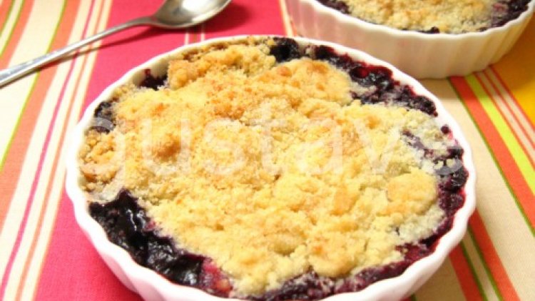 le crumble se fait et se marie bien avec les fruits rouges, même avec les  abricots. Les fruits frais sont conseillés mais l'hiver, il peut se faire avec des congelés