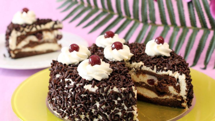 Ce gâteau paraît difficile, mais il est simple : biscuit, sirop, crème Chantilly, et du goût pour le présenter.